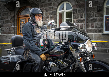 Porträt von Senior woman, Mitglied der Harley Davidson Motorrad-Club, Reykjavik, Island Stockfoto