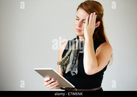 Frau mit Kopfschmerzen Stockfoto