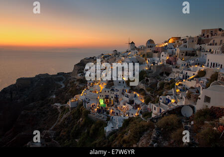 Farbenprächtigen Sonnenuntergang über dem Dorf Oia, Santorin, Griechenland Stockfoto