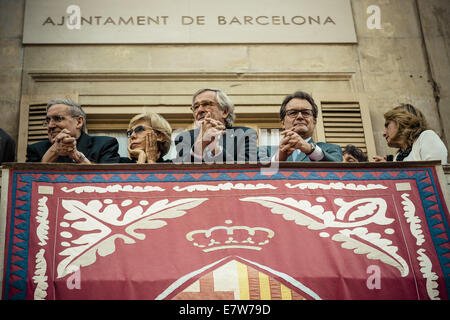 Barcelona, Spanien. 24. September 2014. LLUIS MARTINEZ (L), Kardinal-Erzbischof von Barcelona, XAVIER TRIAS (CL), große Barcelona und ARTUR MAS (CR), Präsident der katalanischen Regierung, schauen Sie sich "Castellers" bauen menschlichen Türme aus den Rathäusern Balkon Credit: Matthias Oesterle/ZUMA Wire/ZUMAPRESS.com/Alamy Live News Stockfoto