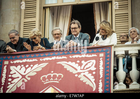 Barcelona, Spanien. 24. September 2014. LLUIS MARTINEZ (L), Kardinal-Erzbischof von Barcelona, XAVIER TRIAS (CL), große Barcelona und ARTUR MAS (CR), Präsident der katalanischen Regierung, schauen Sie sich "Castellers" bauen menschlichen Türme aus den Rathäusern Balkon Credit: Matthias Oesterle/ZUMA Wire/ZUMAPRESS.com/Alamy Live News Stockfoto