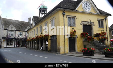 Wollmarkt, Tetbury.  Hängenden Körben.  Zwei Minuten vor zwölf.  Die Snooty Fox. Spalten.  St.-Georgs Kreuz.  Fahrzeug frei. Stockfoto