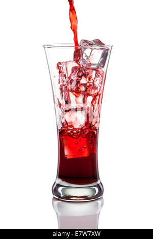 Rotes Getränk gegossen mit einem Spritzer Eiswürfel auf weißem Hintergrund. Stockfoto