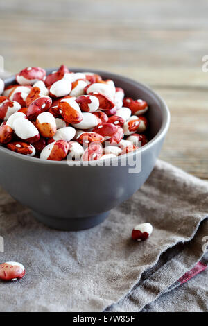 Bohnen in eine graue Schale Essen Nahaufnahme Stockfoto