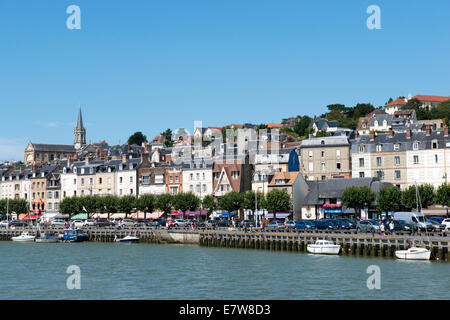 Eine Ansicht von Trouville-Sur-Mer vom Fluss Touques, Normandie Frankreich EU Stockfoto