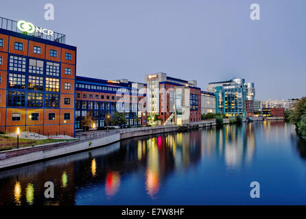 Licht spielt der Gebäude von den Spreebogen in Moabit auf dem Wasser der Spree in Berlin, Deutschland. Traditionelle 19. Jahrhundert Berliner Industriepark ein moderner Medien und Bürozentrum seit dem Fall der Berliner Mauer geworden. Das Innenministerium hat auch ihren Sitz hier an den Ufern des Flusses. Foto: Paul Zinken/dpa Stockfoto