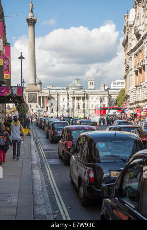 Zentral-London, UK. 24. September 2014. Schwarzes Taxi Taxifahrer protestieren TfL Taxi Politik heute mit einer Fahrt im Zentrum von London zu einem Schnecken Tempo ca. 14:00 Bereiche betroffen sind, Whitehall, Parliament Square und Trafalgar Square. Bildnachweis: Malcolm Park Leitartikel/Alamy Live-Nachrichten. Stockfoto