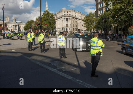 Zentral-London, UK. 24. September 2014. Schwarzes Taxi Taxifahrer protestieren TfL Taxi Politik heute mit einer Fahrt im Zentrum von London zu einem Schnecken Tempo ca. 14:00 Bereiche betroffen sind, Whitehall, Parliament Square und Trafalgar Square. Polizei in der Nähe Zugang zum Trafalgar Square für Taxis, leitet sie wieder nach unten Whitehall. Bildnachweis: Malcolm Park Leitartikel/Alamy Live-Nachrichten. Stockfoto