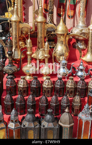 Traditionelle arabische Metall Lichter und Kessel auf dem Markt Stockfoto