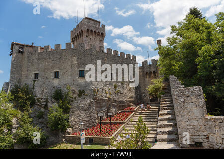 SAN-MARINO - 22. Juni 2014: Festung auf einem Felsen in San Marino Stockfoto