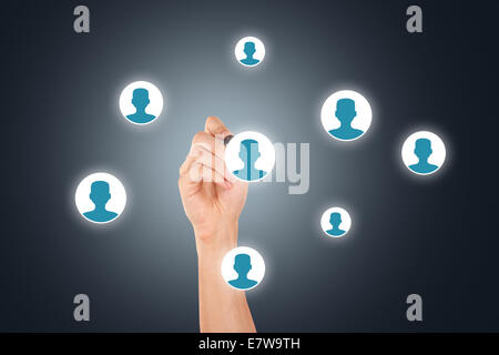 Menschliche Hand Holdingstruktur Marker und Zeichnung Sozialnetz auf dunklem Hintergrund. Stockfoto