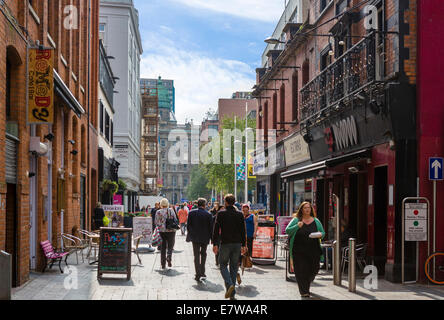 Geschäfte und Cafés der Stadt Zentrum, Brunnen Street, Belfast, Nordirland, Vereinigtes Königreich Stockfoto