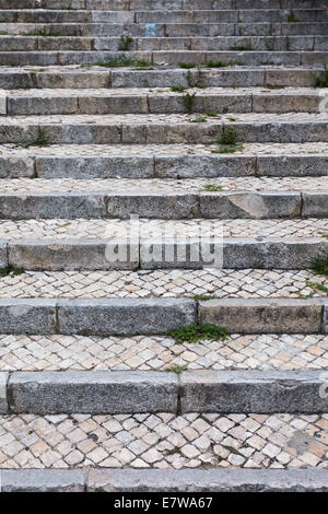 Steinstufen in schwarz und weiß. Alte Treppe von Lissabon Stockfoto