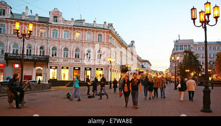 Abend im Herbst Ansicht Bolshaya Pokrovskaya Straße, Fußgängerzone in der Altstadt. Stockfoto