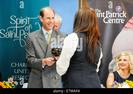 Downpatrick, Nordirland. 23.09.2014 - Prinz Edward mit einer keltischen Glas Becher präsentiert. Stockfoto