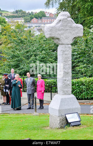 Downpatrick, Nordirland. 23/09/2014 - Prince Edward Visits, Kathedrale, wo er eine Replik der Downpatrick hohe Kreuz angezeigt wird. Das Original ist von der Site entfernt und in Down County Museum erhalten. Stockfoto