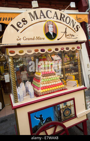 Les Macarons zum Verkauf auf der Straße in Rouen, Frankreich Europa Stockfoto