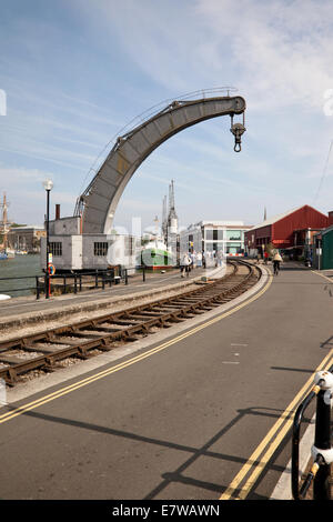 Fairbairn Dampfkran und Eisenbahnstrecke - industrielles Erbe an den Docks von Bristol, dem schwimmenden Hafen von Bristol, der Stadt Bristol, England, Großbritannien Stockfoto