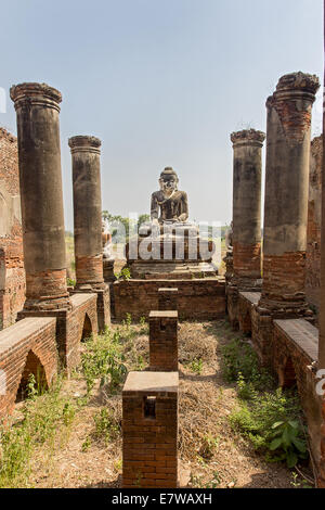 Buddha-Statue im Peristyl, Inwa (Ava), Myanmar Stockfoto