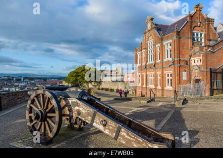 Die alte Stadtmauer von der königlichen Bastion am frühen Abend, Derry, County Londonderry, Nordirland, Vereinigtes Königreich Stockfoto