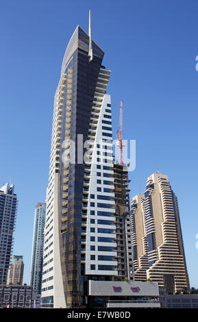 DUBAI, Vereinigte Arabische Emirate - NOVEMBER 11: Moderne Gebäude in Dubai, am 11. November 2013, Dubai, Vereinigte Arabische Emirate. Dubai war die am schnellsten entwickelnde Stadt Stockfoto