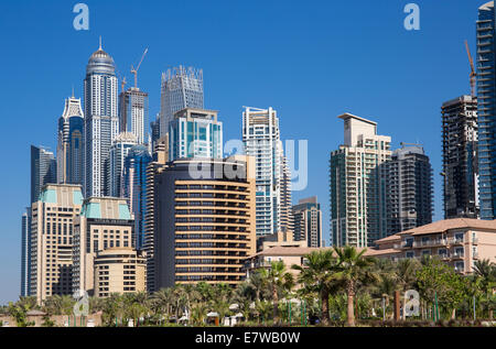 DUBAI, Vereinigte Arabische Emirate - NOVEMBER 11: Moderne Gebäude in Dubai Marina, am 11. November 2013, Dubai, Vereinigte Arabische Emirate. In der Stadt der künstlichen Kanal Stockfoto