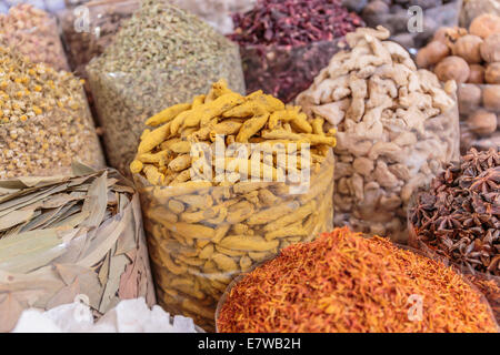 Gewürze auf dem arabischen Markt Souk Stockfoto