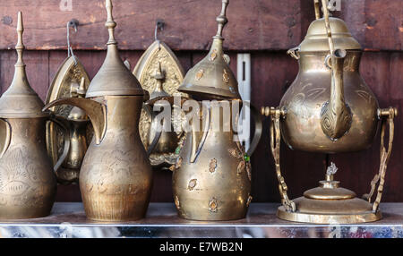 Östlichen Metall Krüge im arabischen-shop Stockfoto