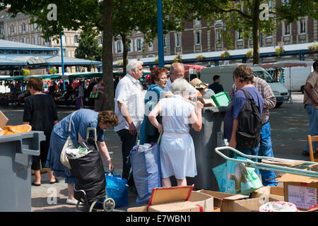 Erfolgte durch Behälter auf einem Markt in Rouen, Frankreich Europa Stockfoto