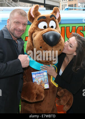 Die Weltpremiere von "Scooby-Doo! WrestleMania Mystery "am Tribeca Kinos - Ankünfte Featuring: Triple H, Scooby Doo, Stephanie McMahon, Paul Michael Levesque wo: New York, New York, Vereinigte Staaten von Amerika bei: 22. März 2014 Stockfoto