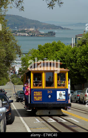 Cable Car an der Hyde Street und Alcatraz-Insel in der Bucht von San Francisco, San Francisco, Kalifornien, USA Stockfoto