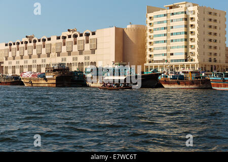 DUBAI, Vereinigte Arabische Emirate-Oktober 30: Schiff in Port Saeed am 30. November 2013 in Dubai, VAE. Die ältesten kommerziellen Hafen von Dubai Stockfoto