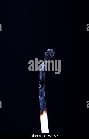Verbranntes Spiel auf dunklem Hintergrund. Stockfoto
