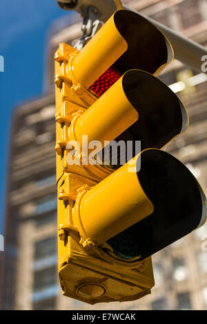 Amerikanische Ampel über einer belebten Kreuzung in New York City - USA Stockfoto