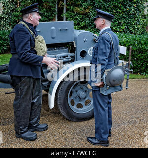 David White (Besitzer) & NFS Feuerwehrmann mit Anhänger Pumpe angeschlossen, um 1942 spricht Austin K2 Hilfs Abschleppen Fahrzeug mit RAF-Officer Stockfoto