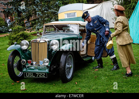 Nick Ware als Flight Lieutenant mit seinen grünen MG TC Midget 2-türige weiche Top Roadster gebaut 1948 Stockfoto