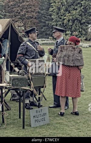 Nathan Flavell lebenden Historiker als WW2 RAF Militärpolizei Corporal Gespräche mit Re-enactment der 1940er Jahre Kleid Stockfoto