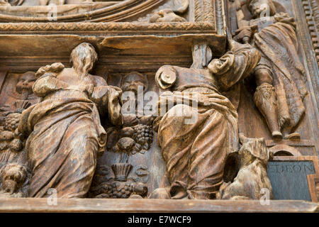 Nahaufnahme von Holzschnitzereien auf der Außenseite der Kathedrale von Rouen, Rouen Normandie Frankreich EU Stockfoto