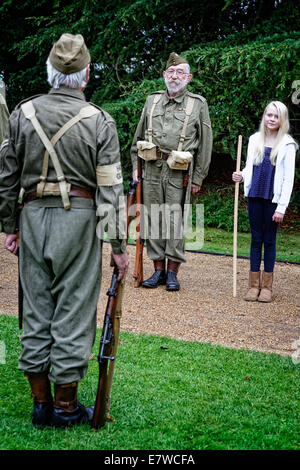 Zivile Verteidiger Heimwehr lebende Geschichte Gruppe beinhalten eine Mädchen in eine Bildungsveranstaltung der 1940er Jahre über die Verteidigung freiwilligen Helfer Stockfoto