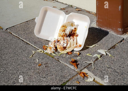 die Hälfte gegessen Kebap Imbiss verworfen auf Bürgersteig Stockfoto