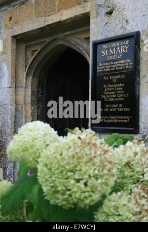 Vor dem Eingang zu Str. Marys Kirche Sudeley Castle Stockfoto