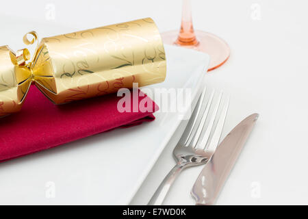 Weihnachten-Gedeck mit gold cracker Stockfoto