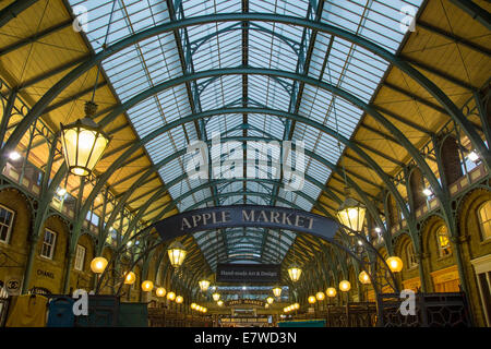 Abend auf dem Apple-Markt, bedeckt, Einkaufen in Covent Garden, London, England Stockfoto