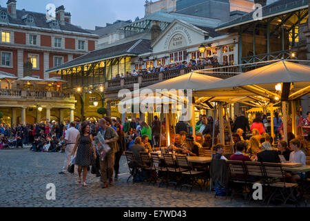 Abend in den Restaurants und Geschäften von Covent Garden, London, England Stockfoto