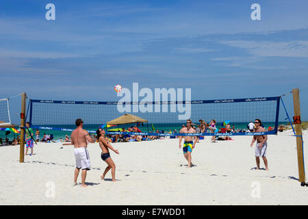 Spielen Sie lässig Volleyball am Bradenton Beach Bradenton Florida FL Stockfoto