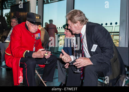 London, UK, 24. September 2014.  Markieren Sie den ersten Weltkrieg Centenary und 75. Jahrestag des Beginns des zweiten Weltkriegs, der Bürgermeister von London, Boris Johnson, erinnert an den Beitrag der Londoner Veteranen und militärische Wohltätigkeitsorganisationen bei einem speziellen Community-Empfang im Rathaus.  Im Bild: Chelsea Rentner im Gespräch mit anderen Veteranen.  Bildnachweis: Stephen Chung/Alamy Live-Nachrichten Stockfoto