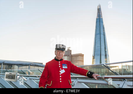 London, UK, 24. September 2014.  Markieren Sie den ersten Weltkrieg Centenary und 75. Jahrestag des Beginns des zweiten Weltkriegs, der Bürgermeister von London, Boris Johnson, erinnert an den Beitrag der Londoner Veteranen und militärische Wohltätigkeitsorganisationen bei einem speziellen Community-Empfang im Rathaus.  Im Bild: Chelsea Pensionär, David Griffin, posiert mit dem Shard Gebäude als Kulisse.  Bildnachweis: Stephen Chung/Alamy Live-Nachrichten Stockfoto