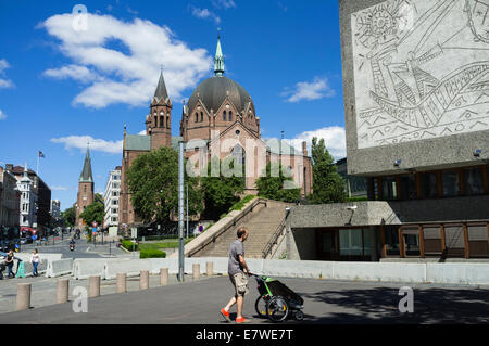 Trinity Church und Picasso Wandbilder an der Regjeringskvartalet. Akersgata Straße, Oslo, Norwegen Stockfoto