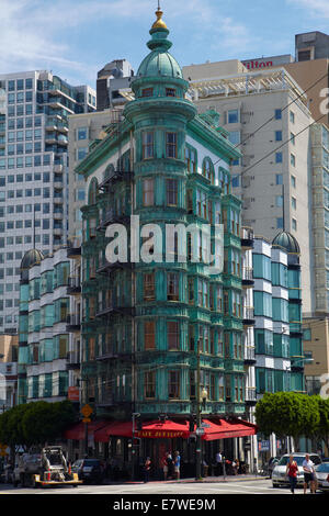 Kupfer-grün Columbus Tower (aka Sentinel Gebäude, 1907), Downtown San Francisco, Kalifornien, USA Stockfoto