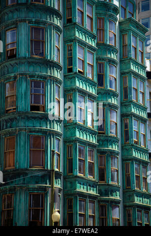 Fassade des Kupfer grün Columbus Tower (aka Sentinel Gebäude, 1907), Downtown San Francisco, Kalifornien, USA Stockfoto